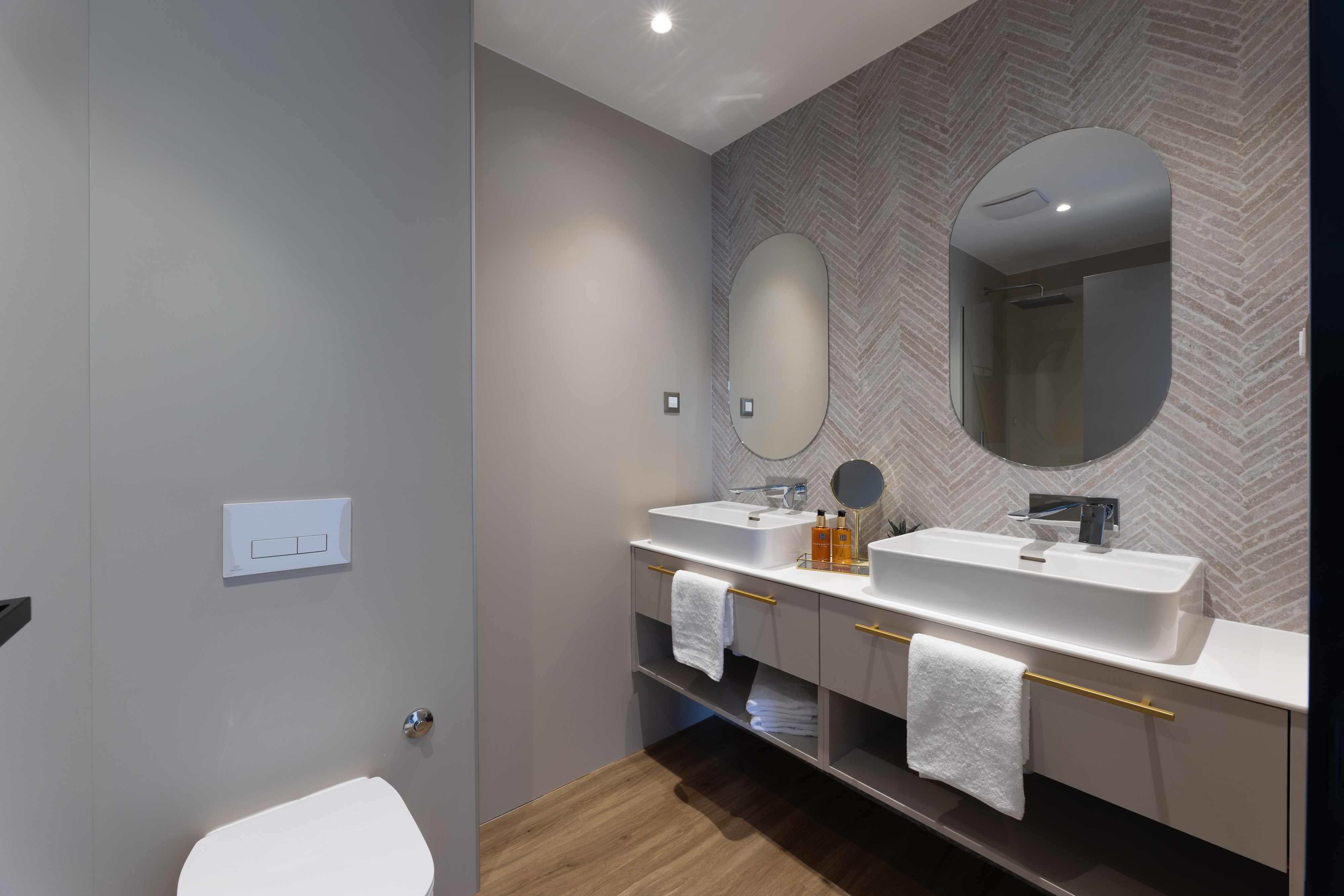 Comfort Double Room with Balcony - Image 6