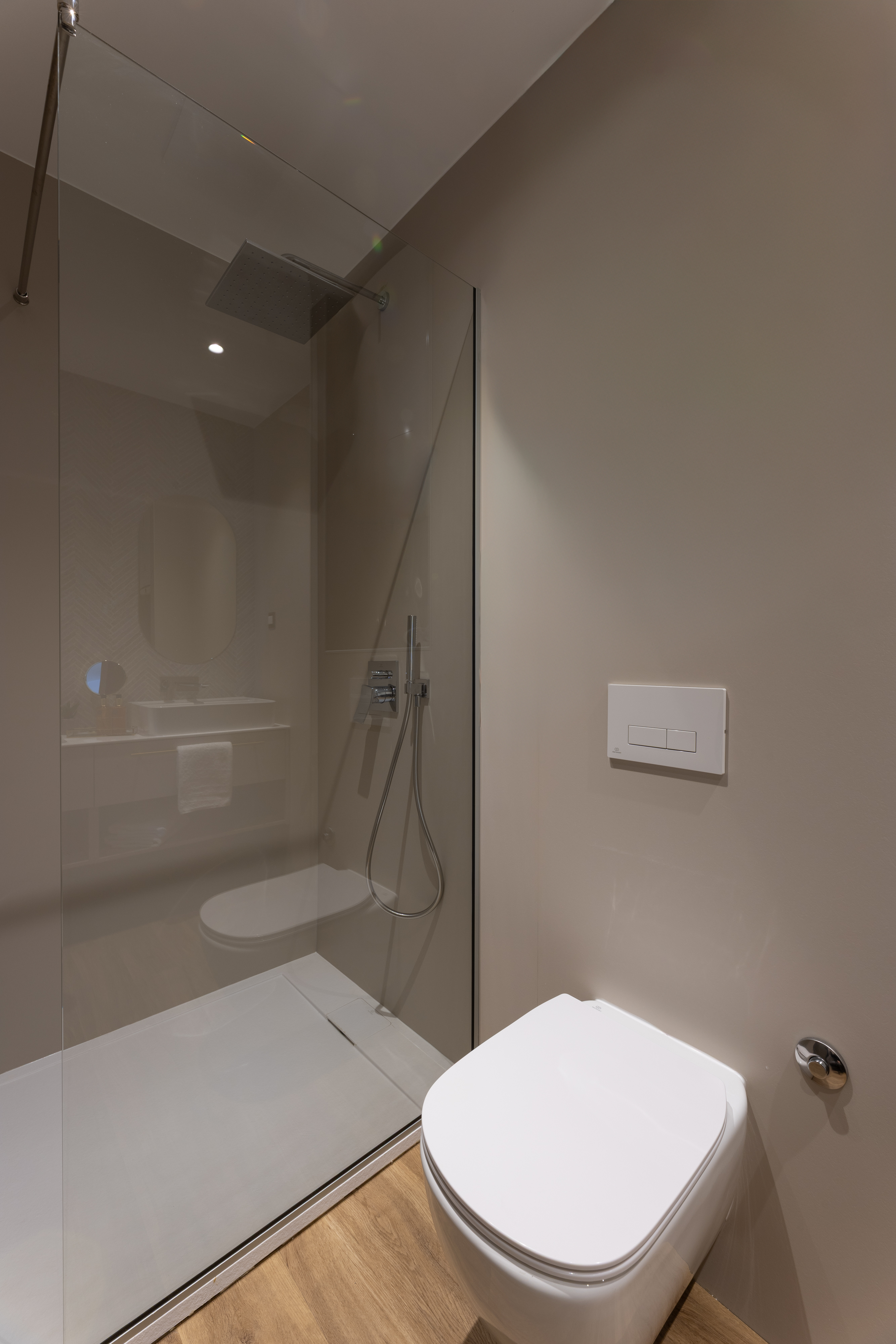 Comfort Double Room with Balcony - Image 8