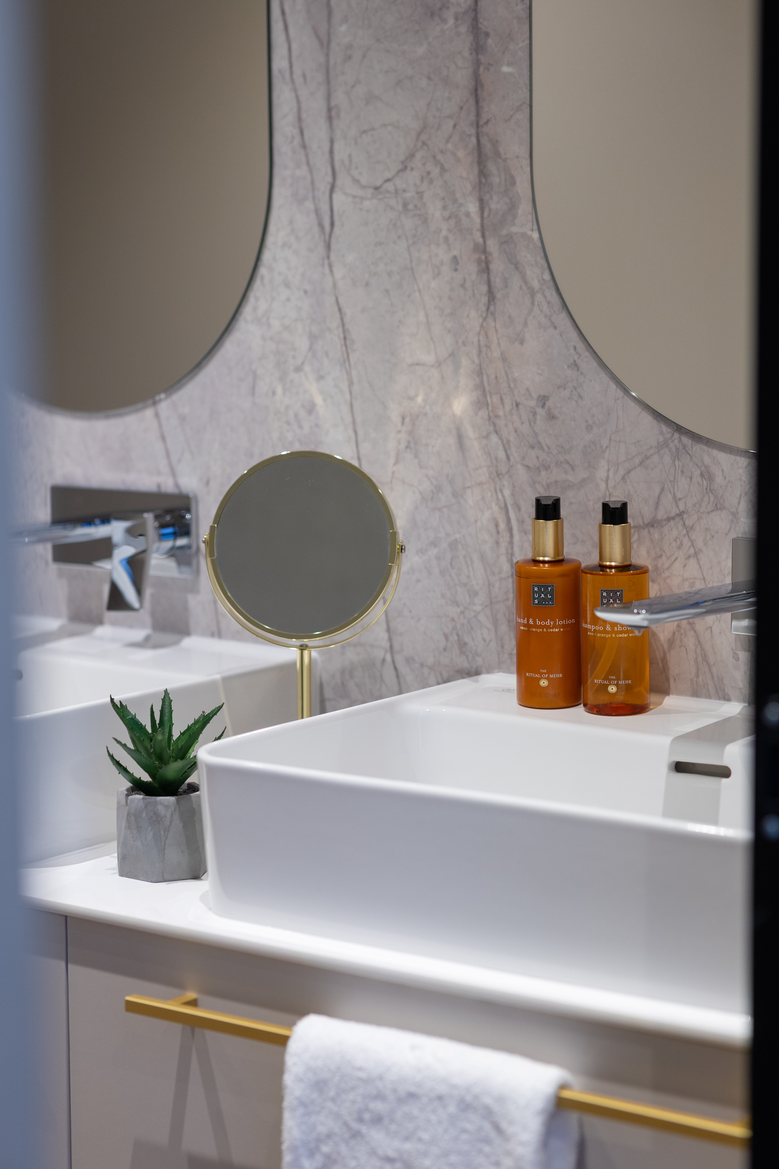 Superior Double Room - Image 10