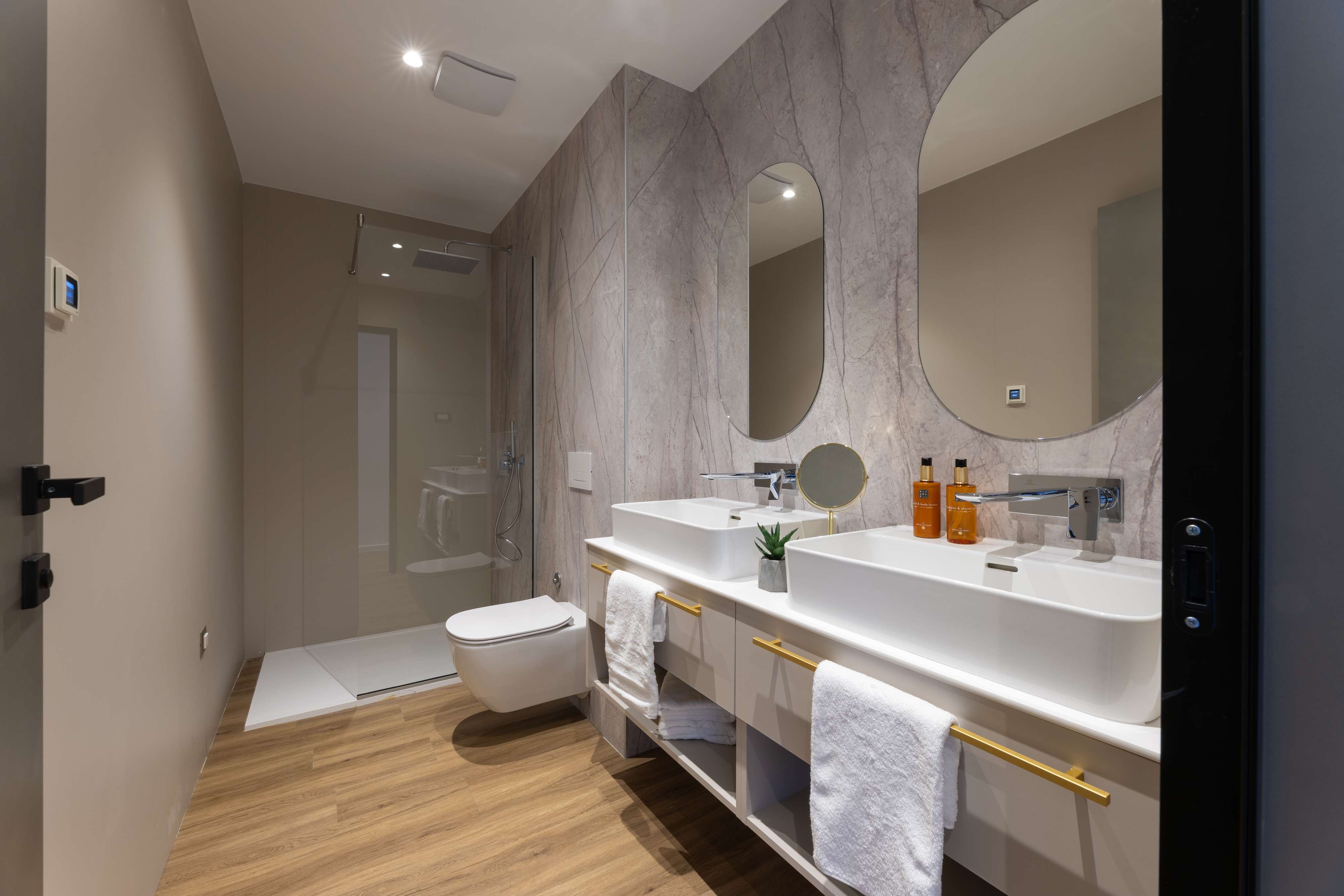 Superior Double Room - Image 4