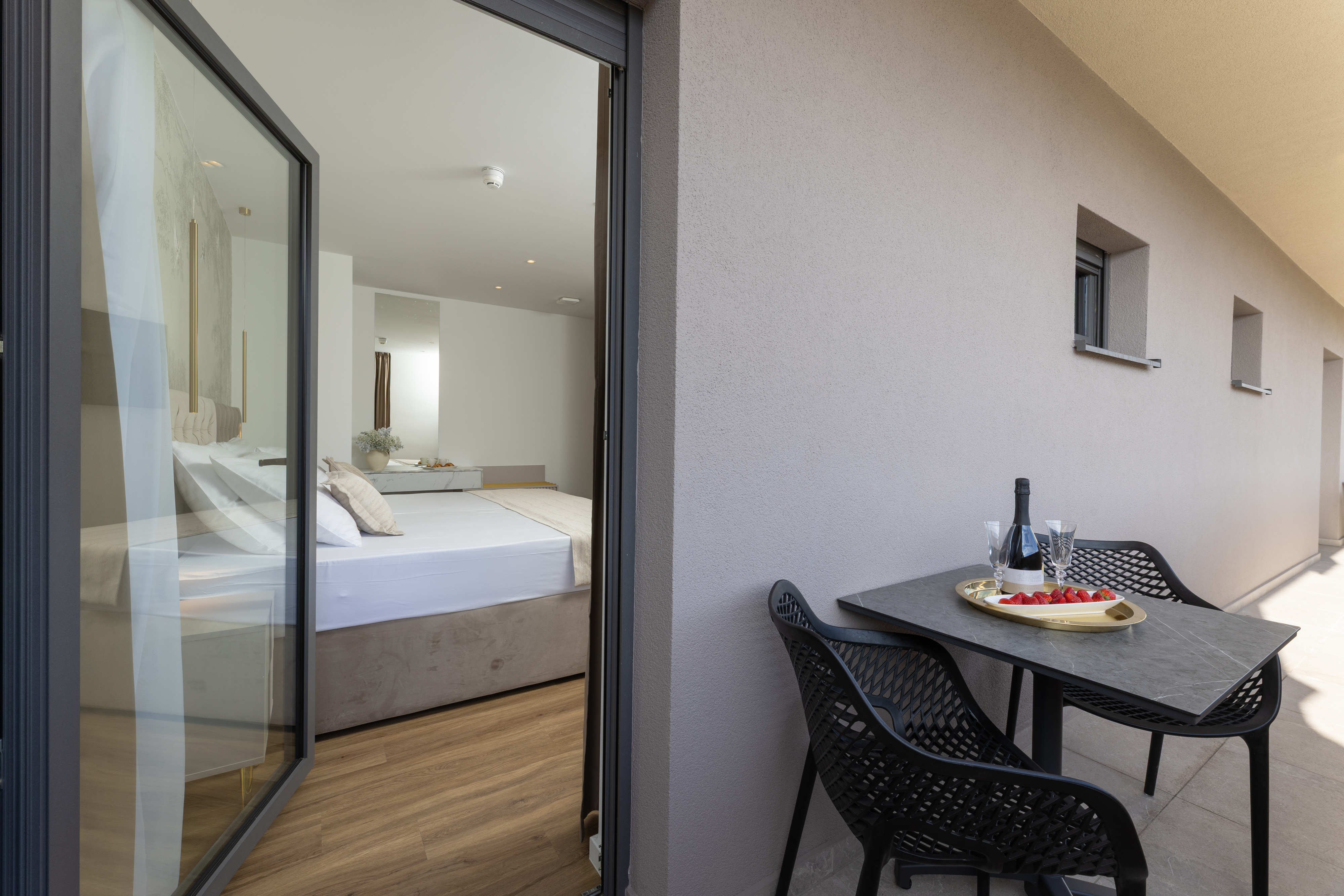 Superior Double Room with Balcony - Image 10