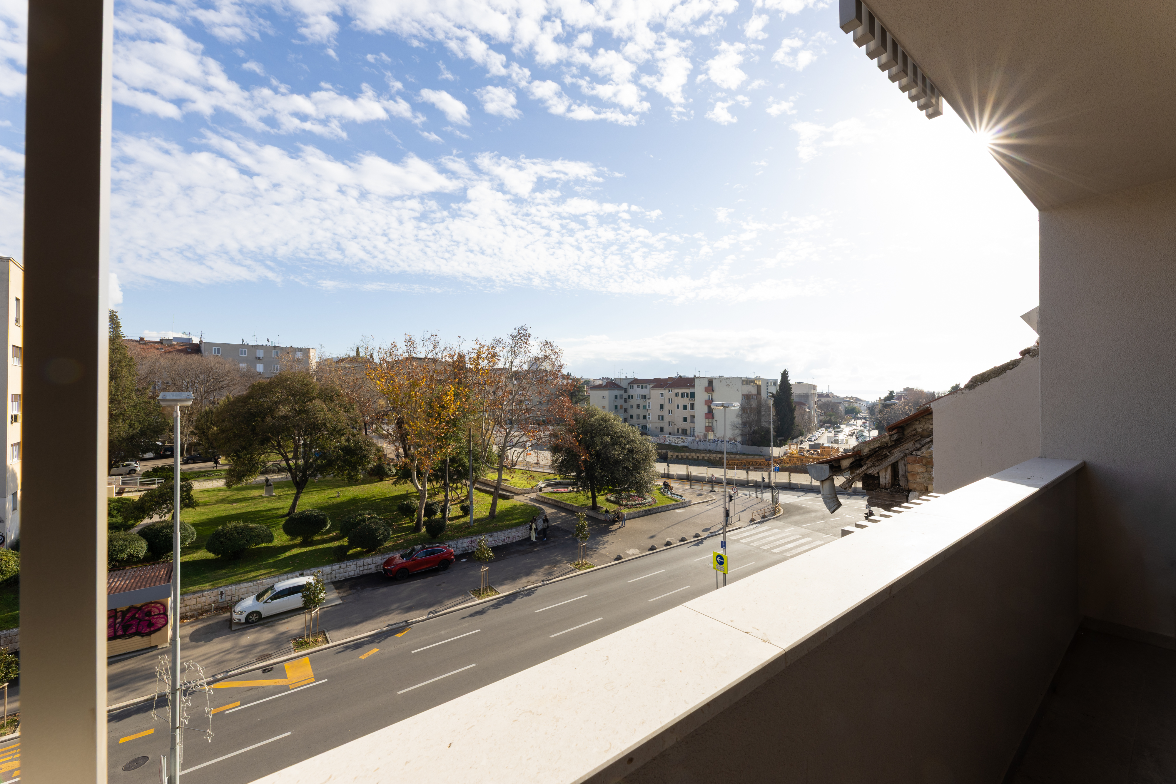 Superior Double Room with Balcony - Image 11