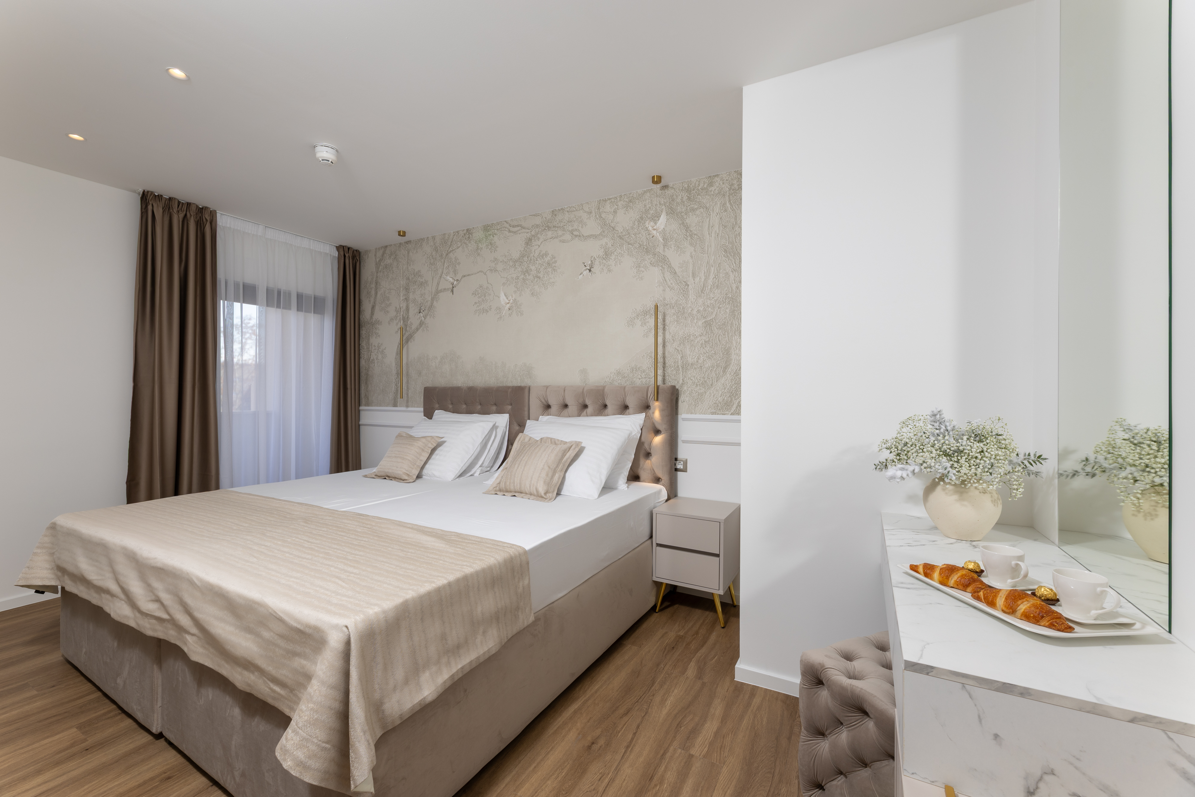 Superior Double Room with Balcony - Image 4