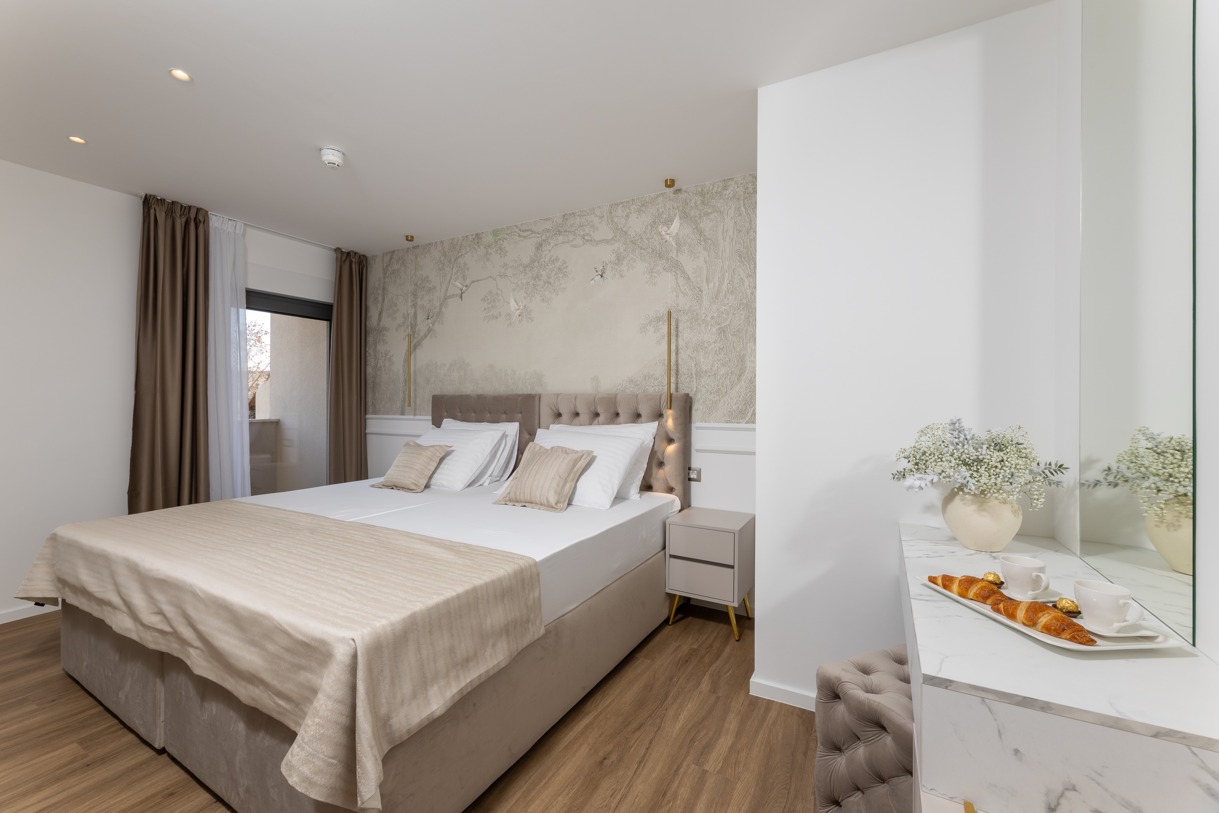 Superior Double Room with Balcony - Image 5