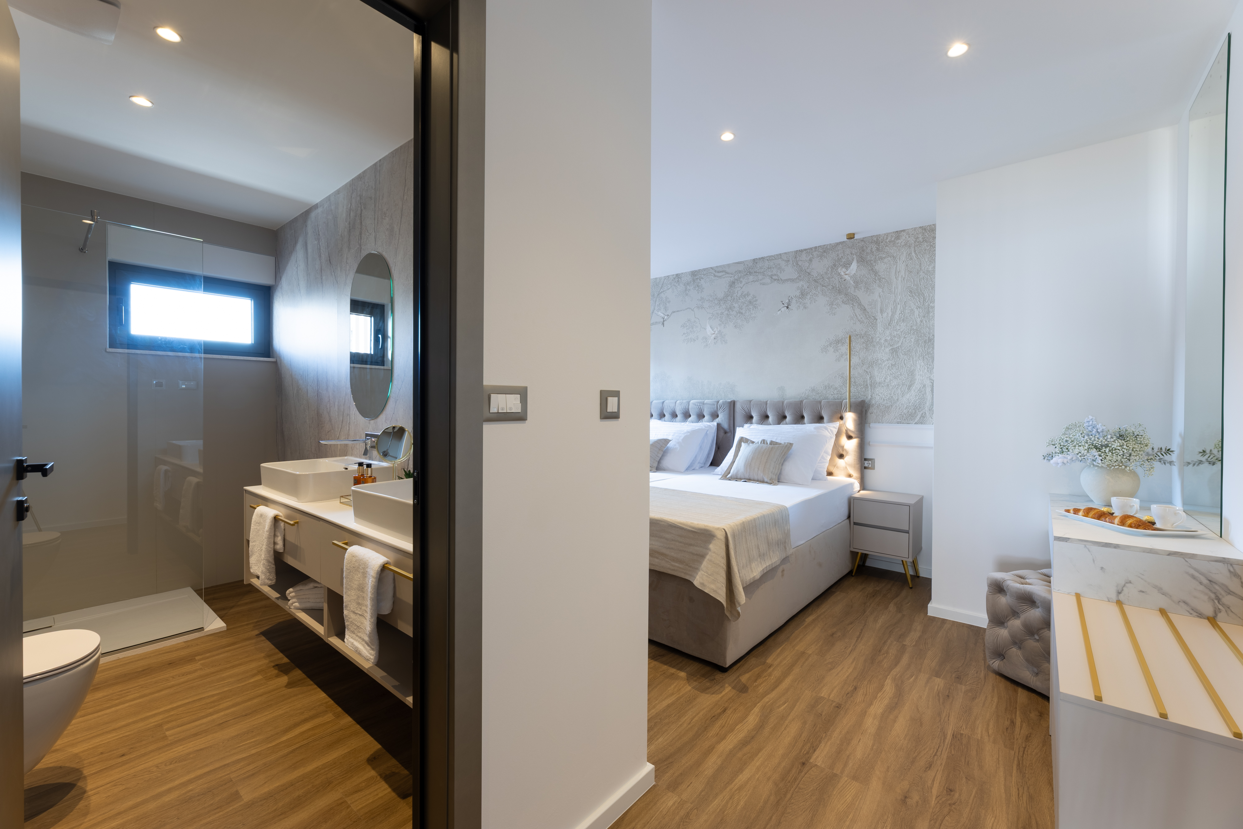 Superior Double Room with Balcony - Image 6