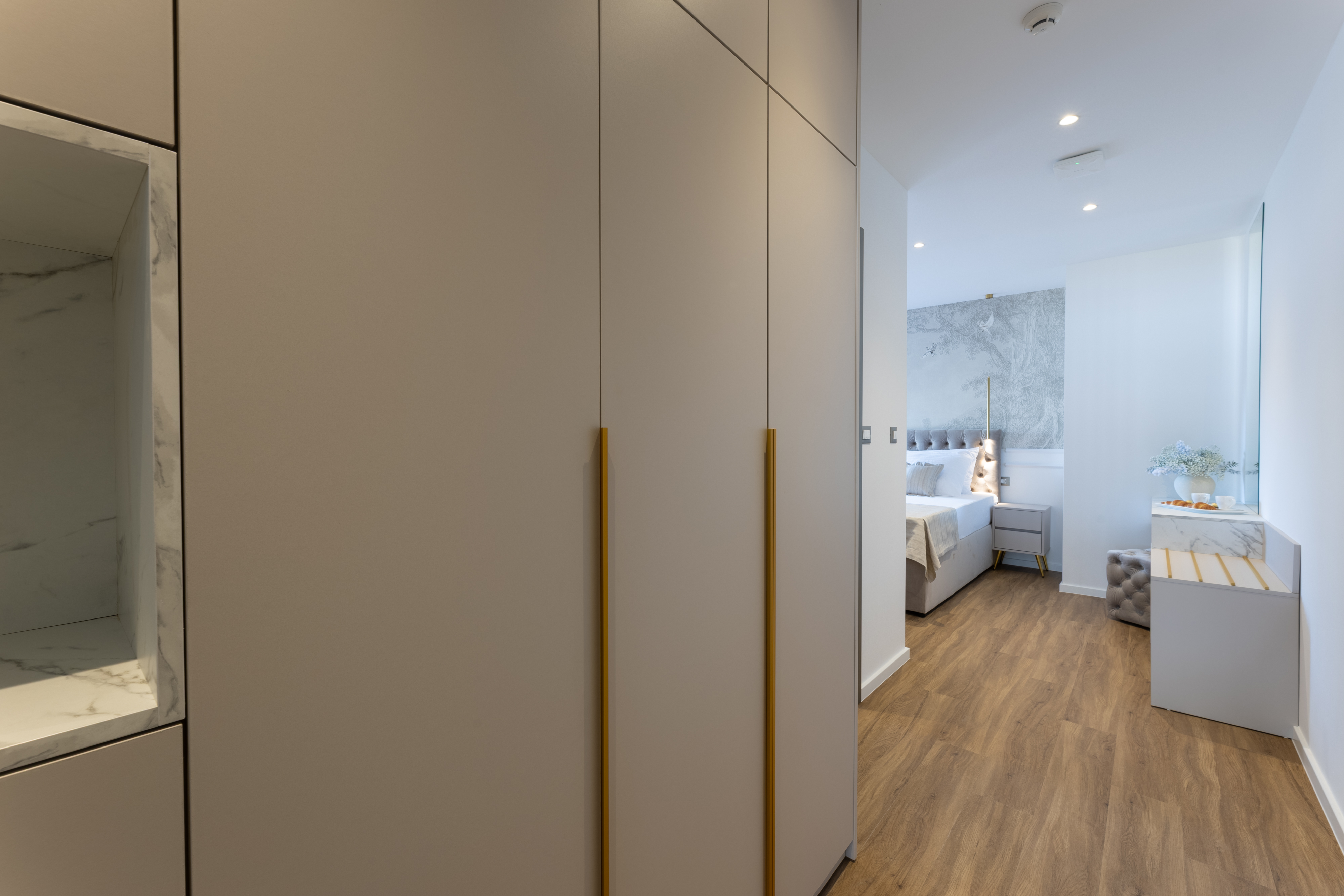 Superior Double Room with Balcony - Image 7